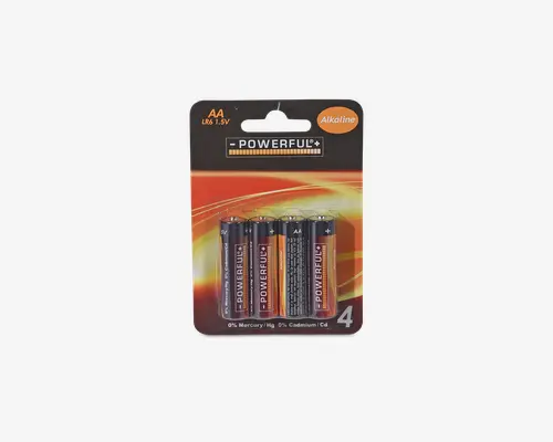 Pakke med fire AA-alkaliske batterier med sort og orange design. Emballagen fremhæver, at batterierne er 1,5V, indeholder 0 % kviksølv og 0 % cadmium, og er mærket "Powerful+". Pakken er designet til nem ophængning og udstilling, og angiver tydeligt batteritype og antal.