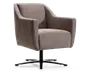 Moderne lænestol med blødt, tekstureret brunt stofbetræk. Stolen har høj ryg, let skrånende armlæn og en tyk, polstret siddeflade for ekstra komfort. Den står på en sort metalfod med fire ben, som giver stabilitet og mulighed for at dreje stolen. Designet er stilrent og moderne, velegnet til stue eller kontor.