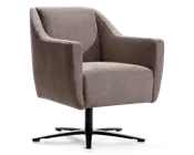 Moderne lænestol med blødt, tekstureret brunt stofbetræk. Stolen har høj ryg, let skrånende armlæn og en tyk, polstret siddeflade for ekstra komfort. Den står på en sort metalfod med fire ben, som giver stabilitet og mulighed for at dreje stolen. Designet er stilrent og moderne, velegnet til stue eller kontor.