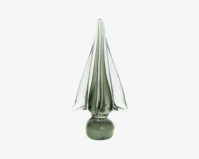 Dekorativt objekt lavet af glas med en blank overflade, formet som et stiliseret træ eller en kegle. Genstanden har en glat, rund base og en høj, spids top med klart og grønligt glas. Designet har rene linjer og et moderne, minimalistisk udtryk.