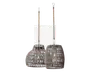 Sæt med to pendellamper med flettede lampeskærme i rattan i en naturlig gråbrun farve. Hver skærm har et åbent gitterdesign, der lader lyset skinne igennem for en varm og hyggelig belysning. Lamperne hænger i matchende ledninger, der er omviklet med samme materiale for et ensartet og rustikt udtryk. Skærmene har lidt forskellige former – den ene er mere rund, mens den anden er mere aflang.