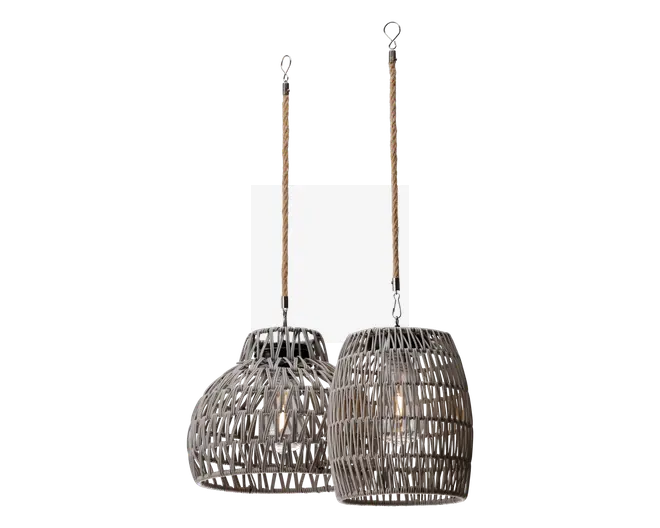 Sæt med to pendellamper med flettede lampeskærme i rattan i en naturlig gråbrun farve. Hver skærm har et åbent gitterdesign, der lader lyset skinne igennem for en varm og hyggelig belysning. Lamperne hænger i matchende ledninger, der er omviklet med samme materiale for et ensartet og rustikt udtryk. Skærmene har lidt forskellige former – den ene er mere rund, mens den anden er mere aflang.