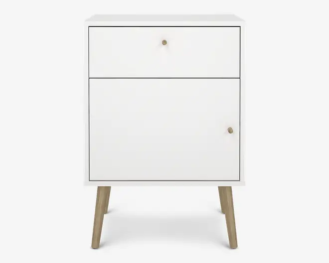 Et kompakt, moderne natbord med en ren hvid finish. Det har en enkelt skuffe øverst med en lille rund metalknop og en større skabsdør nedenunder, også med en matchende knop. Natbordet står på fire skråtstillede ben i lyst træ, hvilket giver det et udtryk i midcentury-stil. Designet er minimalistisk og funktionelt, velegnet til forskellige soveværelsesindretninger.