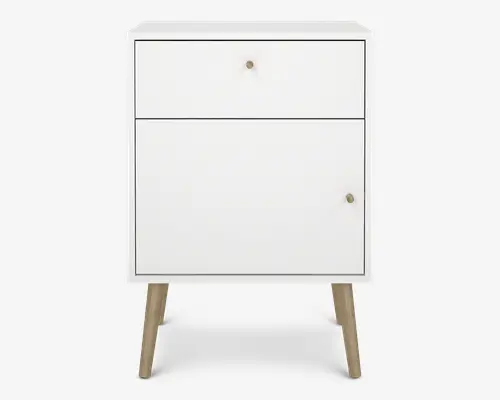 Et kompakt, moderne natbord med en ren hvid finish. Det har en enkelt skuffe øverst med en lille rund metalknop og en større skabsdør nedenunder, også med en matchende knop. Natbordet står på fire skråtstillede ben i lyst træ, hvilket giver det et udtryk i midcentury-stil. Designet er minimalistisk og funktionelt, velegnet til forskellige soveværelsesindretninger.