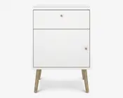 Et kompakt, moderne natbord med en ren hvid finish. Det har en enkelt skuffe øverst med en lille rund metalknop og en større skabsdør nedenunder, også med en matchende knop. Natbordet står på fire skråtstillede ben i lyst træ, hvilket giver det et udtryk i midcentury-stil. Designet er minimalistisk og funktionelt, velegnet til forskellige soveværelsesindretninger.