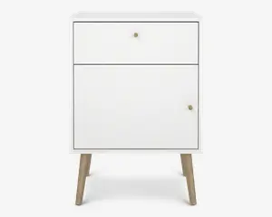 Et kompakt, moderne natbord med en ren hvid finish. Det har en enkelt skuffe øverst med en lille rund metalknop og en større skabsdør nedenunder, også med en matchende knop. Natbordet står på fire skråtstillede ben i lyst træ, hvilket giver det et udtryk i midcentury-stil. Designet er minimalistisk og funktionelt, velegnet til forskellige soveværelsesindretninger.