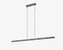 Et moderne, minimalistisk pendellampe-armatur med en lang, slank vandret stang, der hænger fra loftet i to tynde sorte kabler. Stangen har en mat metallisk finish med diskrete guldfarvede detaljer i enderne, hvilket giver et stilrent og nutidigt udtryk. Lampen er designet til at give jævn belysning og er ideel til placering over spiseborde eller køkkenøer.