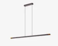 Et moderne, minimalistisk pendellampe-armatur med en lang, slank vandret stang, der hænger fra loftet i to tynde sorte kabler. Stangen har en mat metallisk finish med diskrete guldfarvede detaljer i enderne, hvilket giver et stilrent og nutidigt udtryk. Lampen er designet til at give jævn belysning og er ideel til placering over spiseborde eller køkkenøer.
