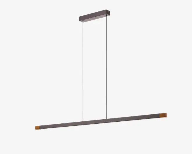 Et moderne, minimalistisk pendellampe-armatur med en lang, slank vandret stang, der hænger fra loftet i to tynde sorte kabler. Stangen har en mat metallisk finish med diskrete guldfarvede detaljer i enderne, hvilket giver et stilrent og nutidigt udtryk. Lampen er designet til at give jævn belysning og er ideel til placering over spiseborde eller køkkenøer.