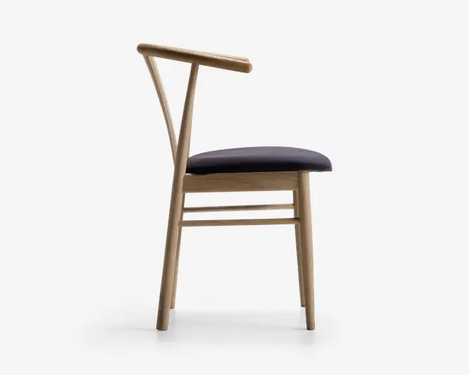 Spisebordsstol i massiv eg