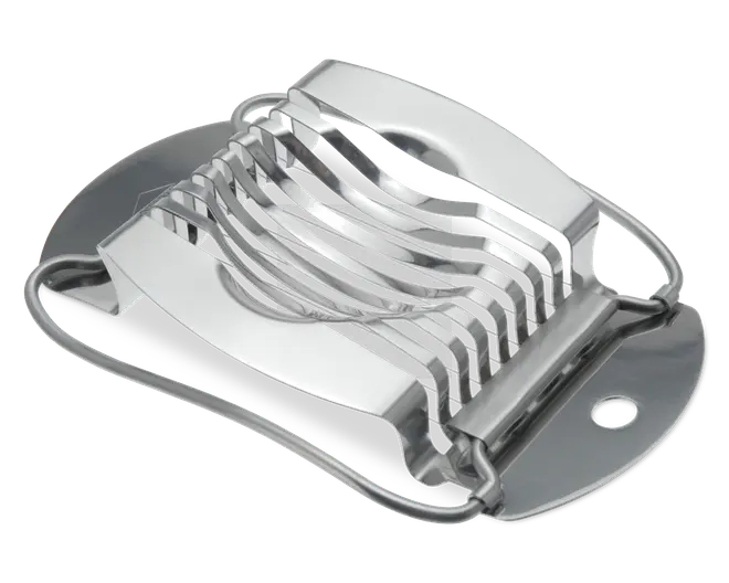 Slicer i rustfrit stål med buet bund og parallelle skæretråde, designet til at skære bløde fødevarer jævnt. Har et solidt håndtag for nem presning og et hul til ophængning. Det kompakte design sikrer hurtige og ensartede skiver.
