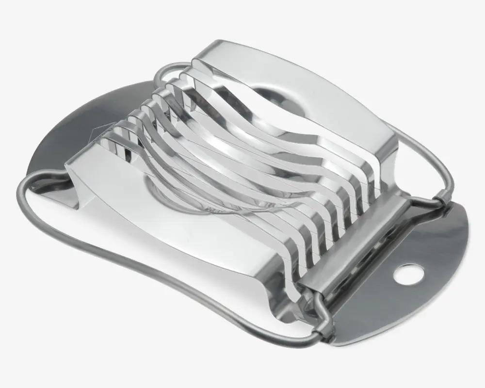 Slicer i rustfrit stål med buet bund og parallelle skæretråde, designet til at skære bløde fødevarer jævnt. Har et solidt håndtag for nem presning og et hul til ophængning. Det kompakte design sikrer hurtige og ensartede skiver.