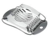 Slicer i rustfrit stål med buet bund og parallelle skæretråde, designet til at skære bløde fødevarer jævnt. Har et solidt håndtag for nem presning og et hul til ophængning. Det kompakte design sikrer hurtige og ensartede skiver.