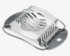 Slicer i rustfrit stål med buet bund og parallelle skæretråde, designet til at skære bløde fødevarer jævnt. Har et solidt håndtag for nem presning og et hul til ophængning. Det kompakte design sikrer hurtige og ensartede skiver.