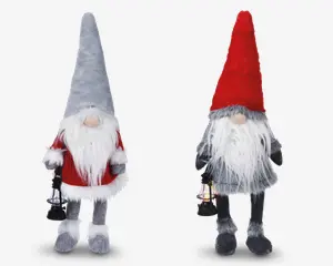 To plyssede nissefigurer med lange hvide skæg og runde næser, hver med en lille lanterne i hånden. Den venstre nisse har en høj grå hue, rød sweater med hvid kant og grå støvler. Den højre nisse har en høj rød hue, gråt tøj og matchende grå støvler. Begge har bløde, lodne teksturer og et hyggeligt, julet udtryk.