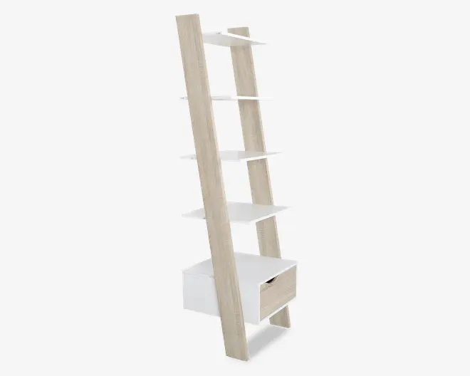 Et moderne reol med stige-design, der har fire åbne, hvide hylder og en enkelt skuffe nederst. Rammen er lavet af lyst træ og er vinklet, så den læner sig op ad en væg, mens hylderne og skuffen er hvide. Skuffen har et udskåret håndtag for nem åbning. Designet kombinerer naturlige trætoner med rene, hvide overflader for et moderne udtryk.