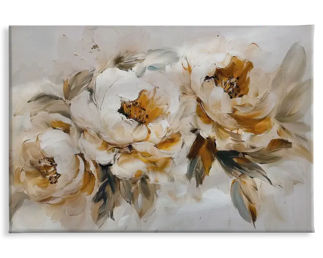 Et lærred med et abstrakt maleri af tre store blomster med bløde, lagdelte kronblade i nuancer af hvid, creme og gylden gul. Penselstrøgene er udtryksfulde og teksturerede, hvilket giver blomsterne dybde og bevægelse. Blomsternes midterste dele er mørkere med strejf af brun og okker, mens bladene er malet i dæmpede grønne og beige toner. Baggrunden er lys og neutral, så blomsterne træder tydeligt frem.