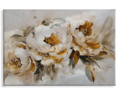 Et lærred med et abstrakt maleri af tre store blomster med bløde, lagdelte kronblade i nuancer af hvid, creme og gylden gul. Penselstrøgene er udtryksfulde og teksturerede, hvilket giver blomsterne dybde og bevægelse. Blomsternes midterste dele er mørkere med strejf af brun og okker, mens bladene er malet i dæmpede grønne og beige toner. Baggrunden er lys og neutral, så blomsterne træder tydeligt frem.