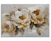 Et lærred med et abstrakt maleri af tre store blomster med bløde, lagdelte kronblade i nuancer af hvid, creme og gylden gul. Penselstrøgene er udtryksfulde og teksturerede, hvilket giver blomsterne dybde og bevægelse. Blomsternes midterste dele er mørkere med strejf af brun og okker, mens bladene er malet i dæmpede grønne og beige toner. Baggrunden er lys og neutral, så blomsterne træder tydeligt frem.