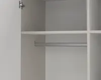 Indvendigt billede af et garderobeskab med en bøjlestang til tøj, en rummelig hylde over stangen samt ekstra lodrette og vandrette opdelinger for organiseret opbevaring. Skabet har en glat, lys overflade, og der ses et metalhængsel på den åbne dør.
