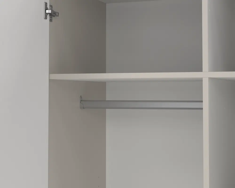 Indvendigt billede af et garderobeskab med en bøjlestang til tøj, en rummelig hylde over stangen samt ekstra lodrette og vandrette opdelinger for organiseret opbevaring. Skabet har en glat, lys overflade, og der ses et metalhængsel på den åbne dør.