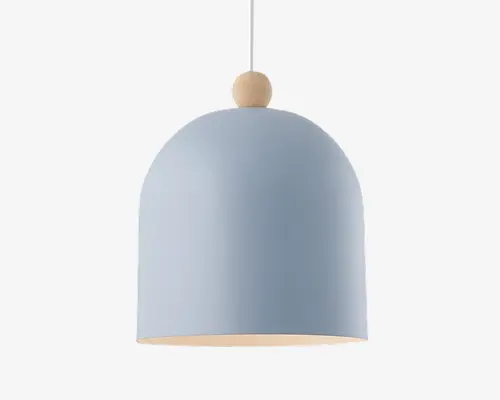 Hængelampe med en glat, mat lyseblå kuppelformet skærm. Toppen har en detalje i naturtræ i form af en rund knop, og lampen hænger i en hvid ledning. Lampens inderside er hvid, hvilket giver et rent og moderne udtryk.