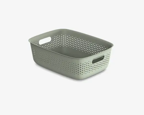 Rektangulær opbevaringskurv i lysegrå plastik med perforeret design på alle sider for ventilation. Kurven har afrundede hjørner og to indbyggede håndtag på modsatte sider for nem transport. Overfladen er glat, og kurven er let og kan stables.