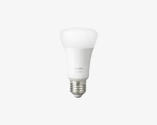 En moderne LED-pære med mat, hvid top og standard skruefatning. Pæren har en glat, let tilspidset krop og en afrundet top, der sikrer jævn lysfordeling. Mærkenavn og modeloplysninger er diskret trykt på siden. Designet er slankt og minimalistisk, velegnet til de fleste almindelige lampesokler.