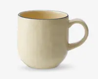Et keramikkrus med en glat, blank overflade i en blød cremefarve. Kruset har en rundet form, et behageligt buet håndtag og en diskret mørk kant langs toppen. Indersiden er også cremefarvet og matcher ydersiden. Designet er enkelt og moderne, velegnet til daglig brug.