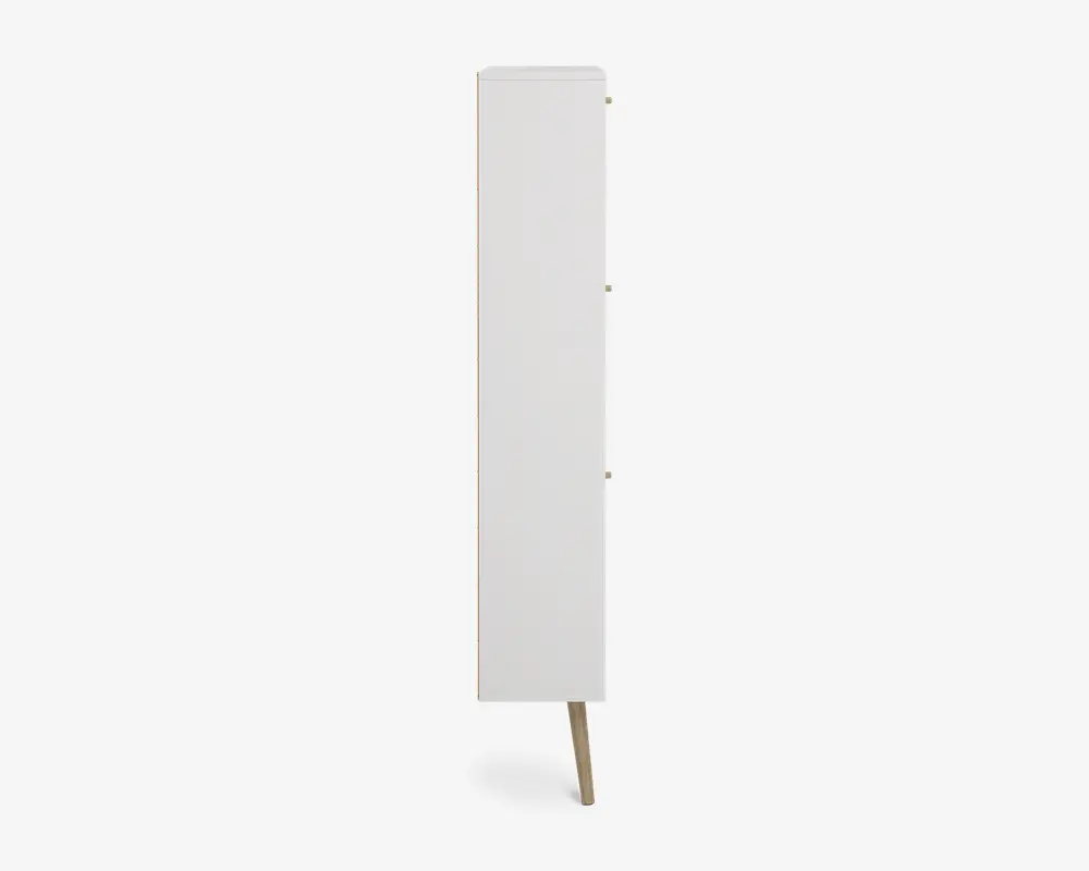Høj, smal skab med en glat hvid overflade, udstyret med en enkelt låge og et slankt, vertikalt design. Skabet står på korte, skråtstillede ben og har et minimalistisk udtryk uden synlige greb eller dekorative detaljer.