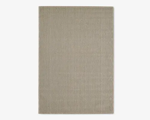 Rektangulært måtte med en diskret, tæt vævet struktur i en neutral beige farve. Kanterne er pænt afsluttede, og overfladen fremstår glat og slidstærk, velegnet til både indendørs og udendørs brug. Designet er minimalistisk uden synlige mønstre eller dekorationer.