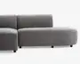Dette møbel har et moderne, minimalistisk design med blødt, gråt stofbetræk. Sædet og ryglænet er begge tykt polstrede for ekstra komfort, og ryglænet er lige og støttende. Basen er let buet, hvilket giver et nutidigt udtryk, og møblet står på korte, solide sorte ben. Den samlede form er modulopbygget, hvilket giver fleksible muligheder for indretning i hjemmet.