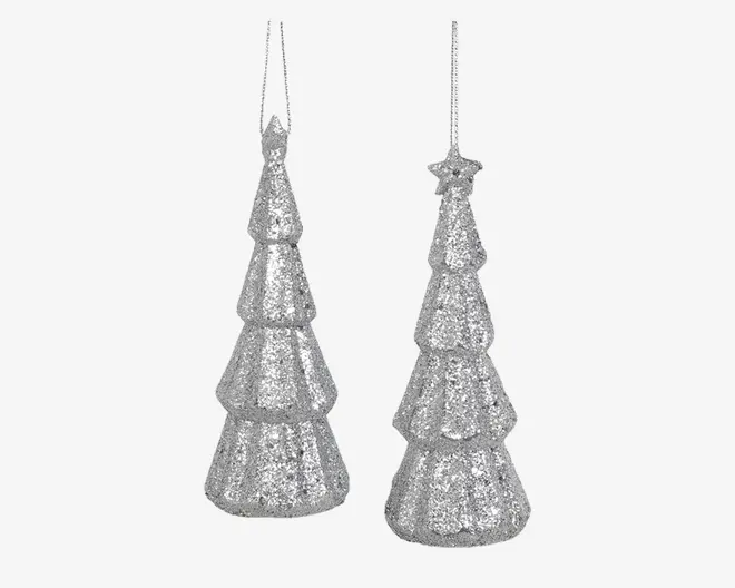 Sæt med to sølvglitrende juletræsornamenter, hver med en lagdelt kegleform. Den ene ornament har en lille kugle på toppen, mens den anden har en stjerne. Begge har en ophængssnor øverst for nem placering. Overfladen er dækket af glitrende glitter, hvilket giver et festligt og skinnende udseende.