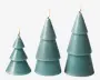 Sæt med tre stearinlys formet som stiliserede juletræer, hver med et lagdelt, kegleformet design i mat teal farve. Lysene varierer i højde, hvor det mindste har to lag, det mellemste tre lag, og det største også tre lag, men er højere og bredere. Hvert lys har en hvid væge i toppen, der ligner en stjernetop.