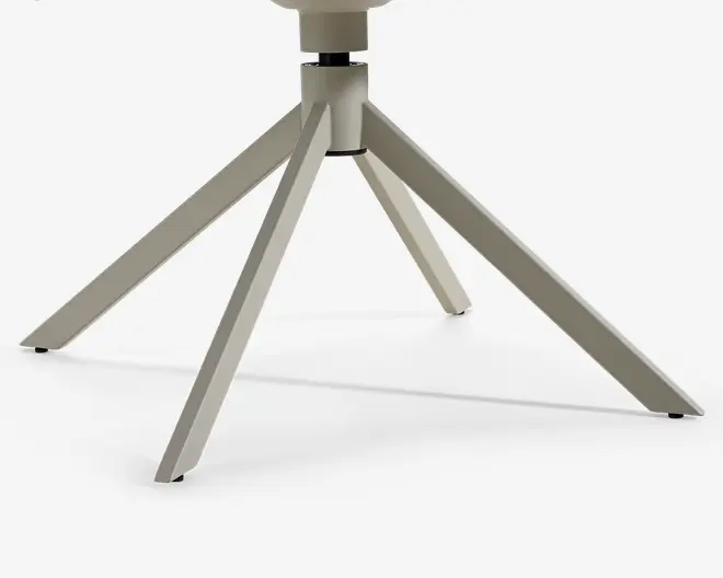 Solid metalbase med fem skråtstillede ben, udført i en lys beige farve. Benene er jævnt fordelt og giver stabil støtte. Det centrale samlingspunkt har et glat, cylindrisk design med en metallisk accentring nær toppen. Konstruktionen virker robust og egnet til at bære tunge genstande.