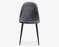 Stol med buet ryglæn og sæde betrukket med mørkegråt stof med bikube-mønstret tekstur. Stolen har slanke, skråtstillede sorte metalben, hvilket giver et moderne og minimalistisk udtryk.