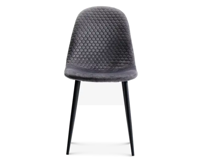 Stol med buet ryglæn og sæde betrukket med mørkegråt stof med bikube-mønstret tekstur. Stolen har slanke, skråtstillede sorte metalben, hvilket giver et moderne og minimalistisk udtryk.