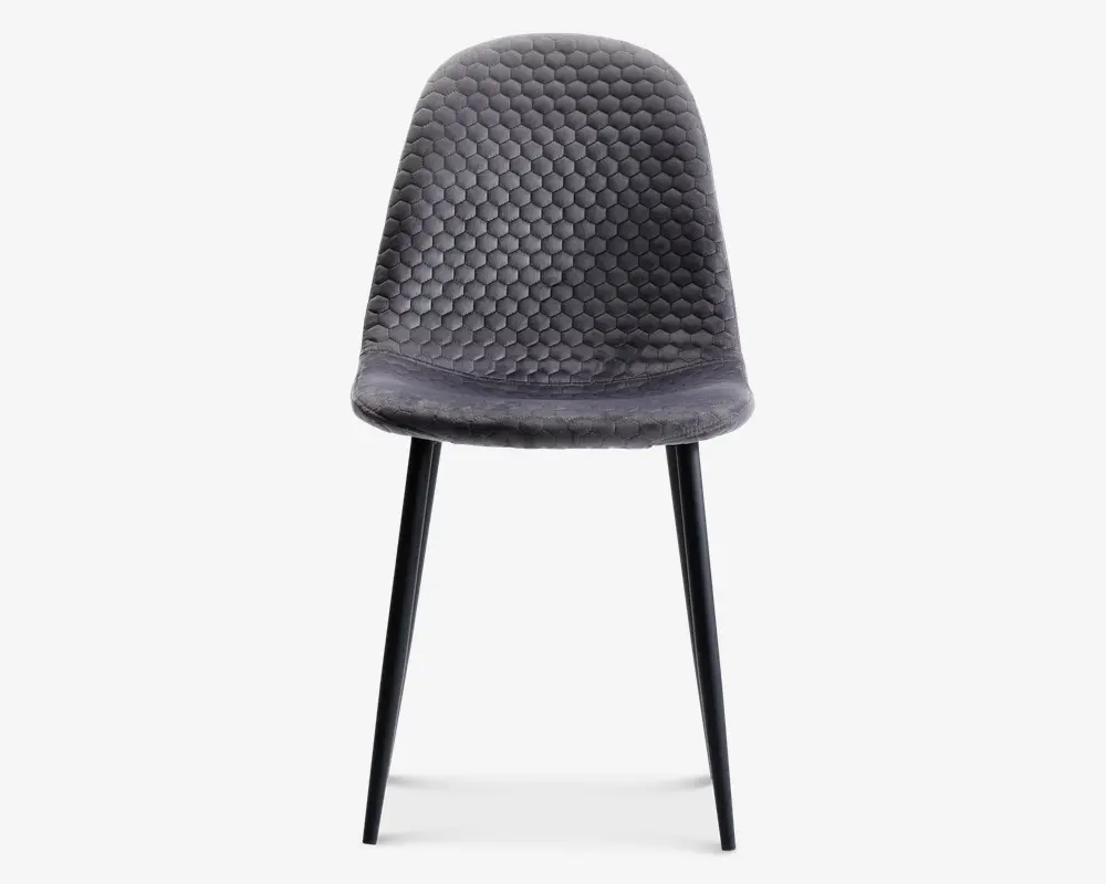 Stol med buet ryglæn og sæde betrukket med mørkegråt stof med bikube-mønstret tekstur. Stolen har slanke, skråtstillede sorte metalben, hvilket giver et moderne og minimalistisk udtryk.