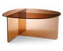 Moderne sofabord med en elegant, oval bordplade lavet af tonet glas i en varm ravfarve. Basen består af to krydsende glasplader, også tonet i rav, som danner en geometrisk krydsstruktur for stabilitet. Kanterne er glatte og afrundede, og det samlede design er minimalistisk og nutidigt med fokus på gennemsigtighed og rene linjer.
