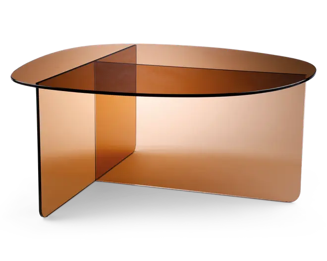 Moderne sofabord med en elegant, oval bordplade lavet af tonet glas i en varm ravfarve. Basen består af to krydsende glasplader, også tonet i rav, som danner en geometrisk krydsstruktur for stabilitet. Kanterne er glatte og afrundede, og det samlede design er minimalistisk og nutidigt med fokus på gennemsigtighed og rene linjer.