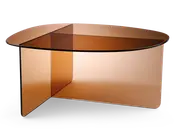 Moderne sofabord med en elegant, oval bordplade lavet af tonet glas i en varm ravfarve. Basen består af to krydsende glasplader, også tonet i rav, som danner en geometrisk krydsstruktur for stabilitet. Kanterne er glatte og afrundede, og det samlede design er minimalistisk og nutidigt med fokus på gennemsigtighed og rene linjer.