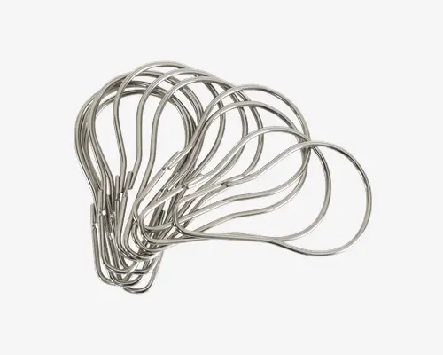 Et bundt sølvfarvede, fleksible metaltråde, hver formet som en løkke med en fastklemt ende. Trådene har en glat, blank overflade og ensartet tykkelse. De ligger let overlappende og spredt ud i en vifteform.