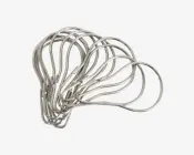 Et bundt sølvfarvede, fleksible metaltråde, hver formet som en løkke med en fastklemt ende. Trådene har en glat, blank overflade og ensartet tykkelse. De ligger let overlappende og spredt ud i en vifteform.
