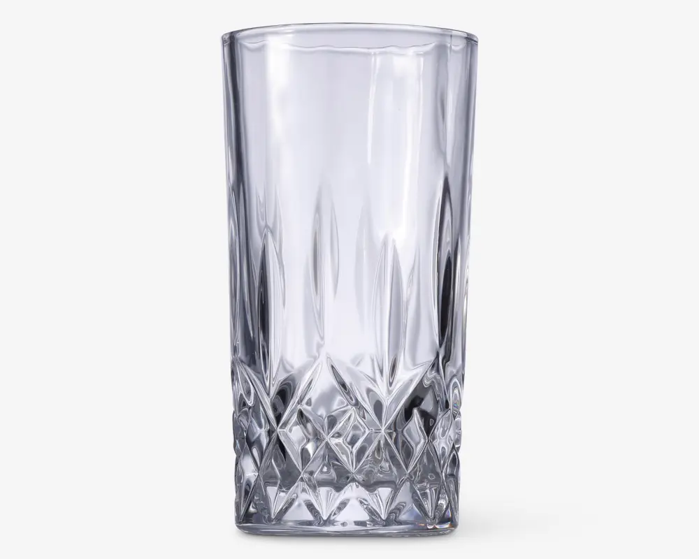 Højt, klart glas med cylindrisk form og tyk bund. Den nederste halvdel har et indviklet diamantmønster, som giver tekstur og visuel interesse, mens den øverste halvdel er glat og gennemsigtig.