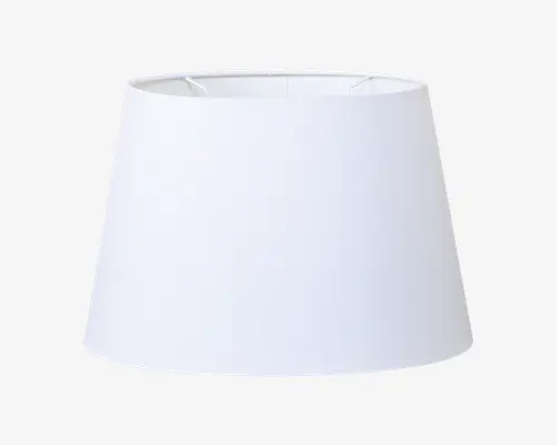 En hvid, let konisk lampeskærm med en glat stofoverflade. Topåbningen er mindre end bunden, hvilket giver en klassisk og elegant silhuet. Den indvendige ramme er synlig øverst og er designet til at sidde sikkert på en lampesokkel. Skærmen har et rent, minimalistisk udtryk, der passer til mange forskellige indretninger.
