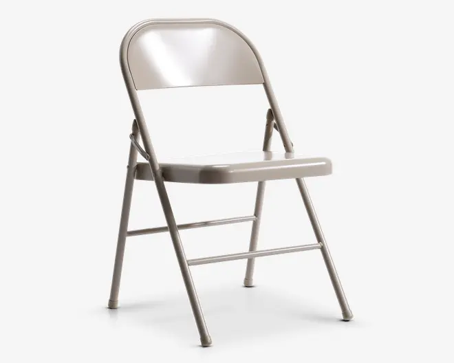 En let, sammenklappelig stol af metal med buet ryglæn og fladt sæde. Stolen har et enkelt, funktionelt design med en glat, lys overflade. Benene er forstærket med vandrette støttebøjler for ekstra stabilitet, og stolen kan nemt foldes sammen til opbevaring eller transport.