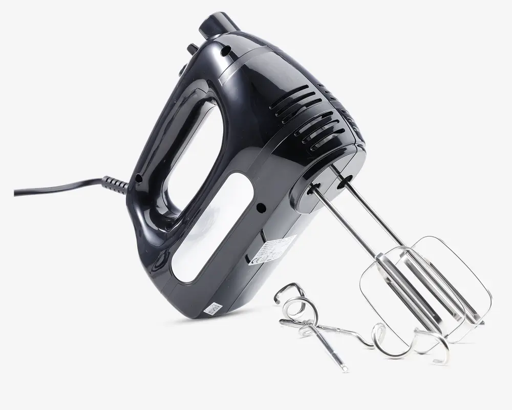 Sort håndholdt elektrisk mixer med ergonomisk håndtag og hvidt panel på siden. Mixeren har to krombelagte piskeris monteret og to dejkroge liggende ved siden af. Strømledningen er synlig, og der er ventilationsåbninger til køling. Designet er moderne og stilrent.