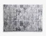 Rektangulært tæppe med et moderne abstrakt mønster i forskellige nuancer af grå og hvid. Designet har et slidt, tekstureret udseende med uregelmæssige felter og penselstrøg-lignende detaljer, hvilket giver det et moderne og alsidigt udtryk. Overfladen ser blød og flad ud, velegnet til mange forskellige indretningsstile.