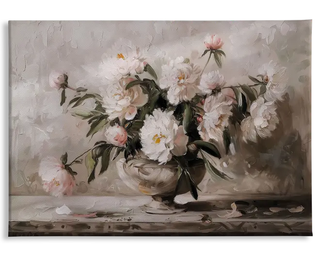 Et maleri med en buket hvide og lyserøde pæoner arrangeret i en klassisk fodet vase. Blomsterne er frodige og fyldige med fine kronblade og gule midter, omgivet af mørkegrønne blade. Nogle kronblade og blade ligger spredt på overfladen under vasen, hvilket giver et naturligt og let rustikt udtryk. Baggrunden er blødt tekstureret i neutrale nuancer, hvilket giver kunstværket et elegant og tidløst præg.