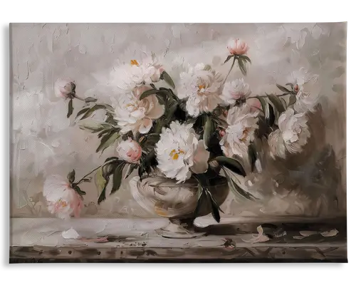 Et maleri med en buket hvide og lyserøde pæoner arrangeret i en klassisk fodet vase. Blomsterne er frodige og fyldige med fine kronblade og gule midter, omgivet af mørkegrønne blade. Nogle kronblade og blade ligger spredt på overfladen under vasen, hvilket giver et naturligt og let rustikt udtryk. Baggrunden er blødt tekstureret i neutrale nuancer, hvilket giver kunstværket et elegant og tidløst præg.